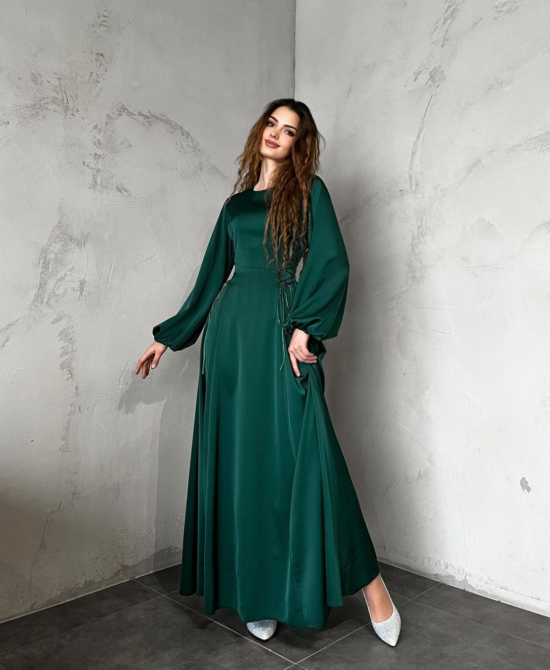 Carmela Gregori™ Elegancka długa sukienka ze sznurowaniem gorsetowym